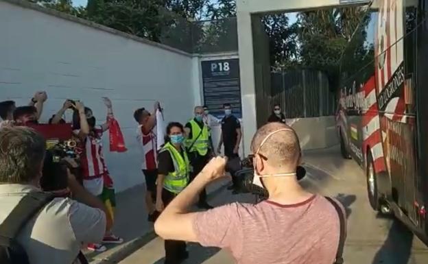 Aficionados de la UDL animan a su equipo en la entrada de La Rosaleda