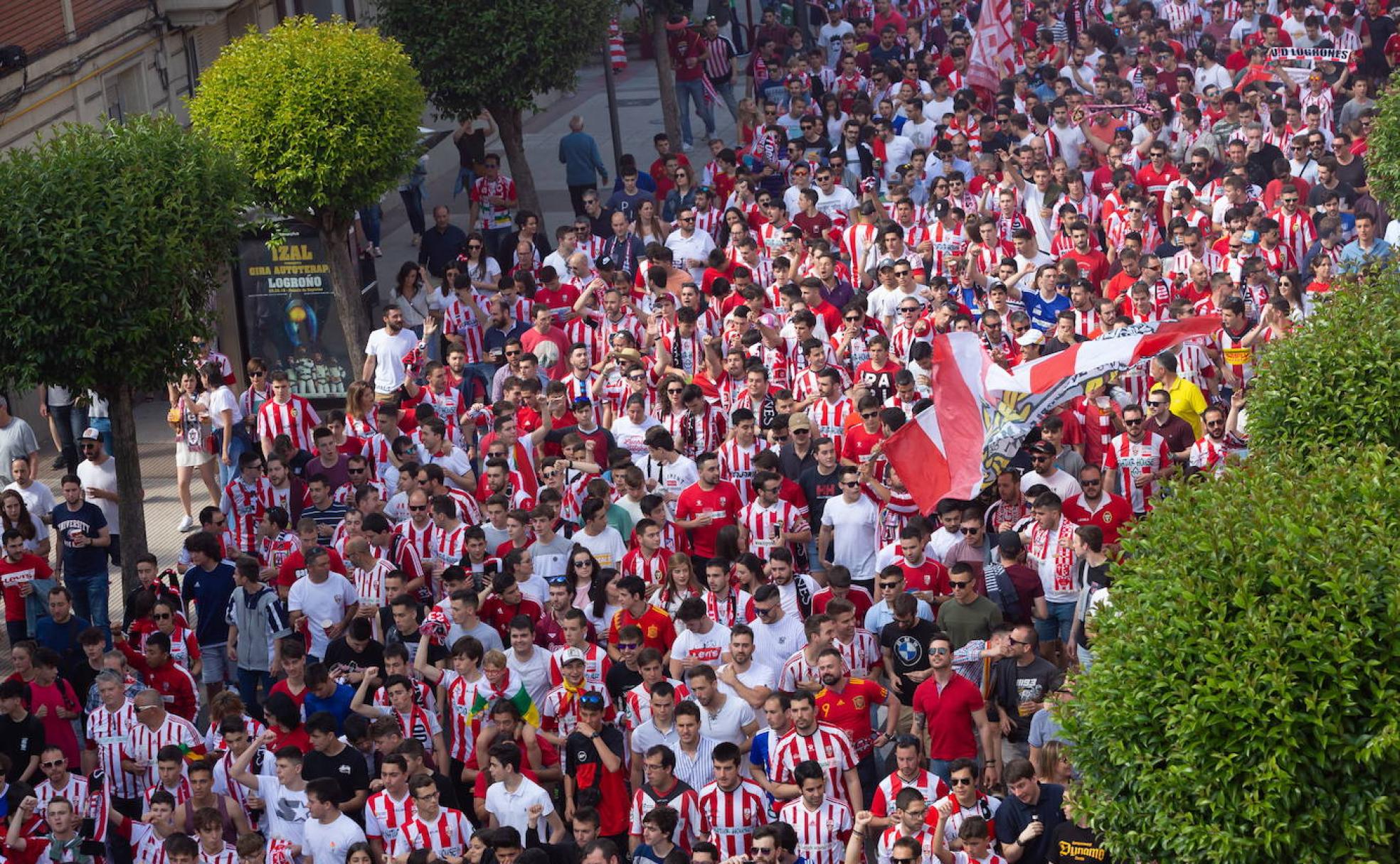 Aficion de la Union Deportiva Logrones, antes del partido de ascenso a segunda division contra el Hercules de camino al campo de futbol de Las Gaunas en 2019