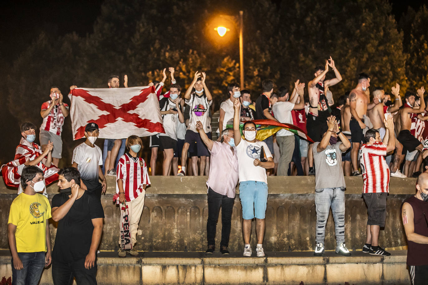 Los aficionados celebran el ascenso del Logroñés