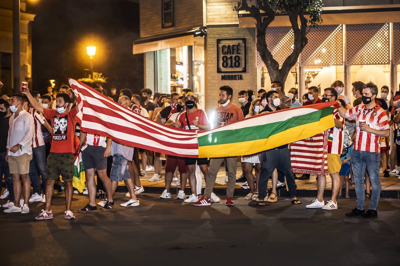 Los aficionados celebran el ascenso del Logroñés