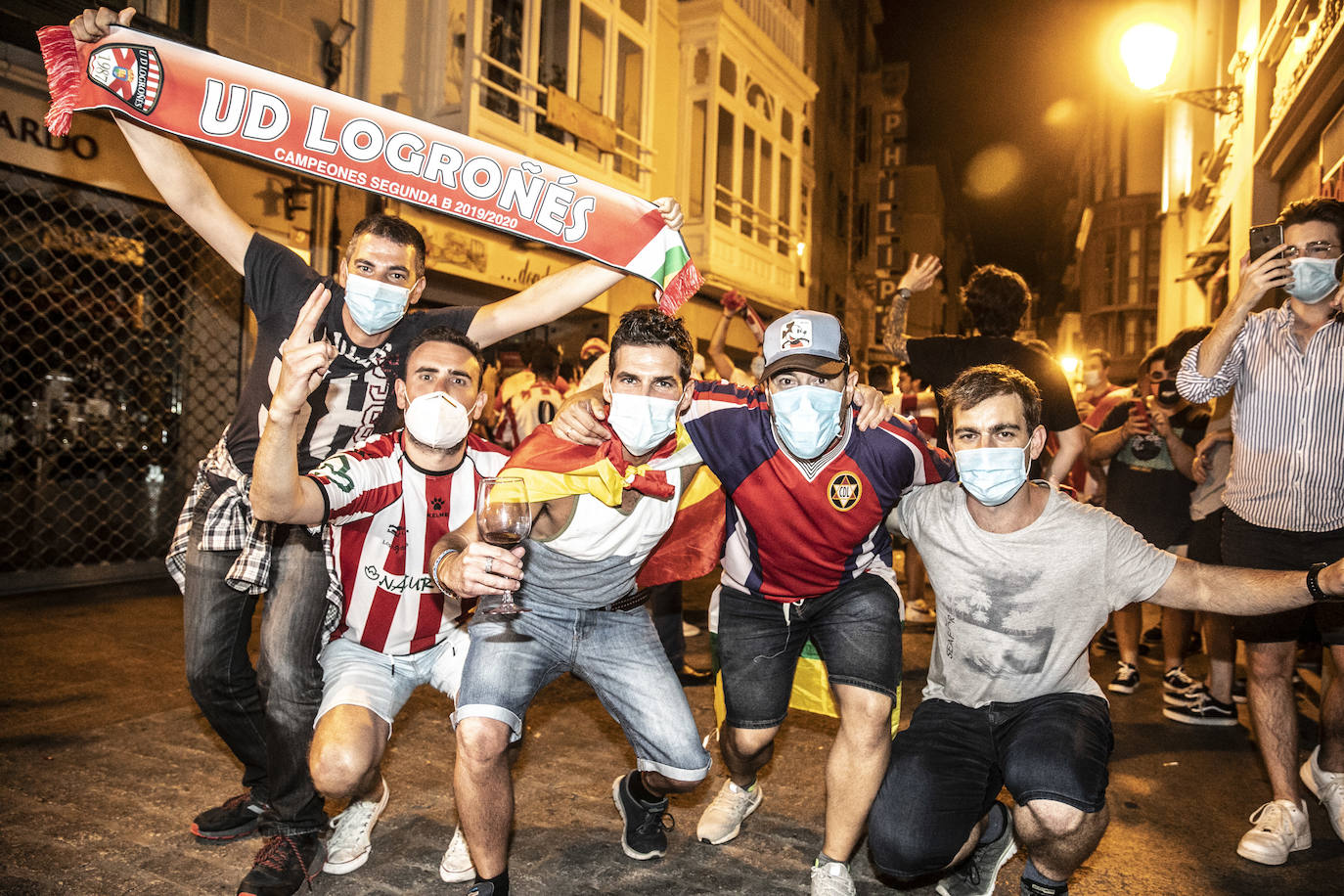 Los aficionados celebran el ascenso del Logroñés