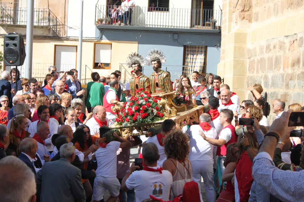 Las andas, en la procesión. 