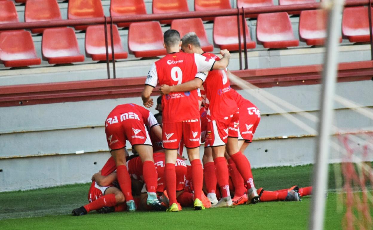 Los jugadores del Varea celebran el gol de Chimbo. 