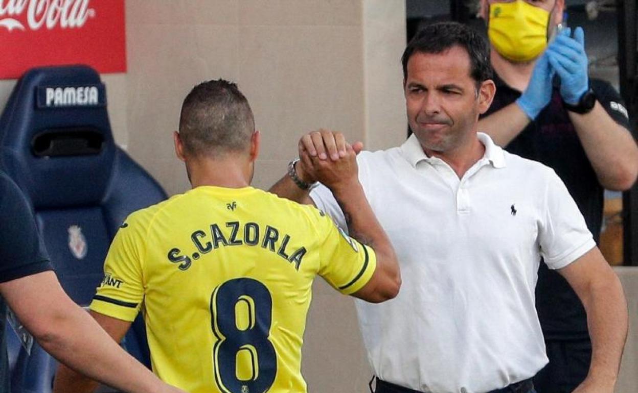 Javi Calleja saluda a Santi Cazorla en el último partido de técnico y jugador en el Villarreal. 