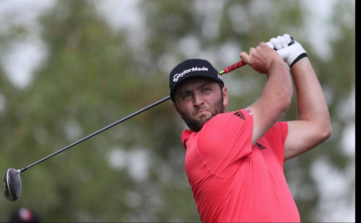 Jon Rahm enarbola la bandera de España desde la cima del golf