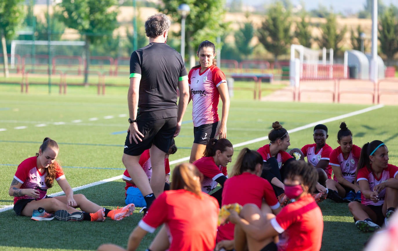 Las logroñesas iniciaron este lunes la pretemporada con un proyecto ilusionante y reconocido, pero con las incertidumbres que genera el coronavirus