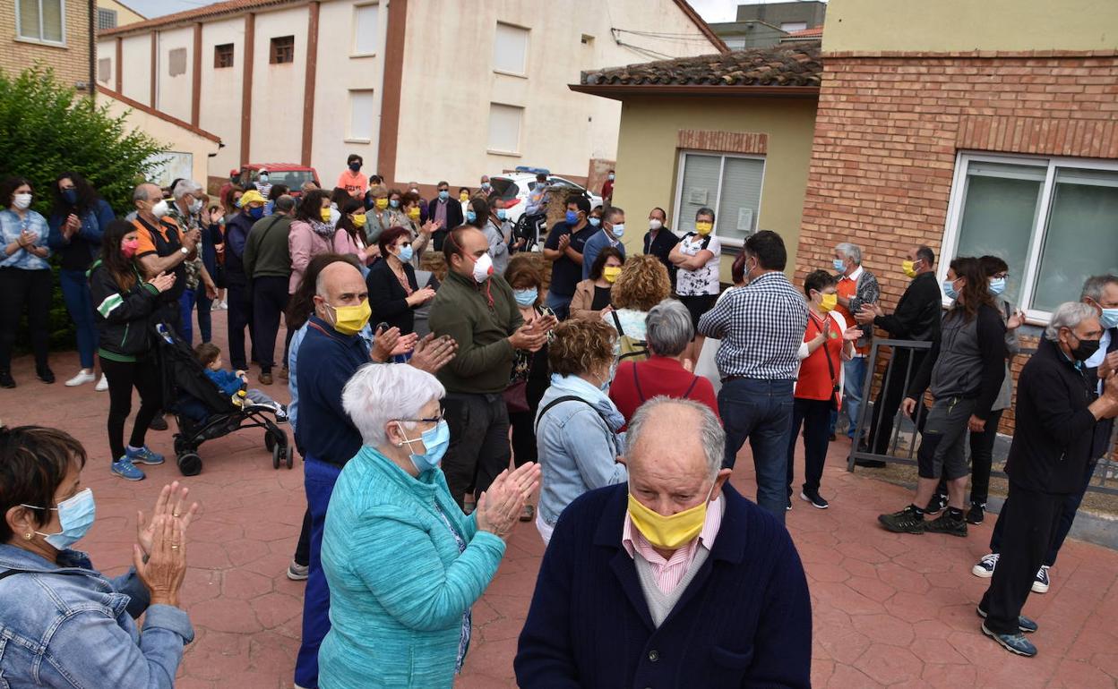 Aplausos para los sanitarios en Ausejo. 