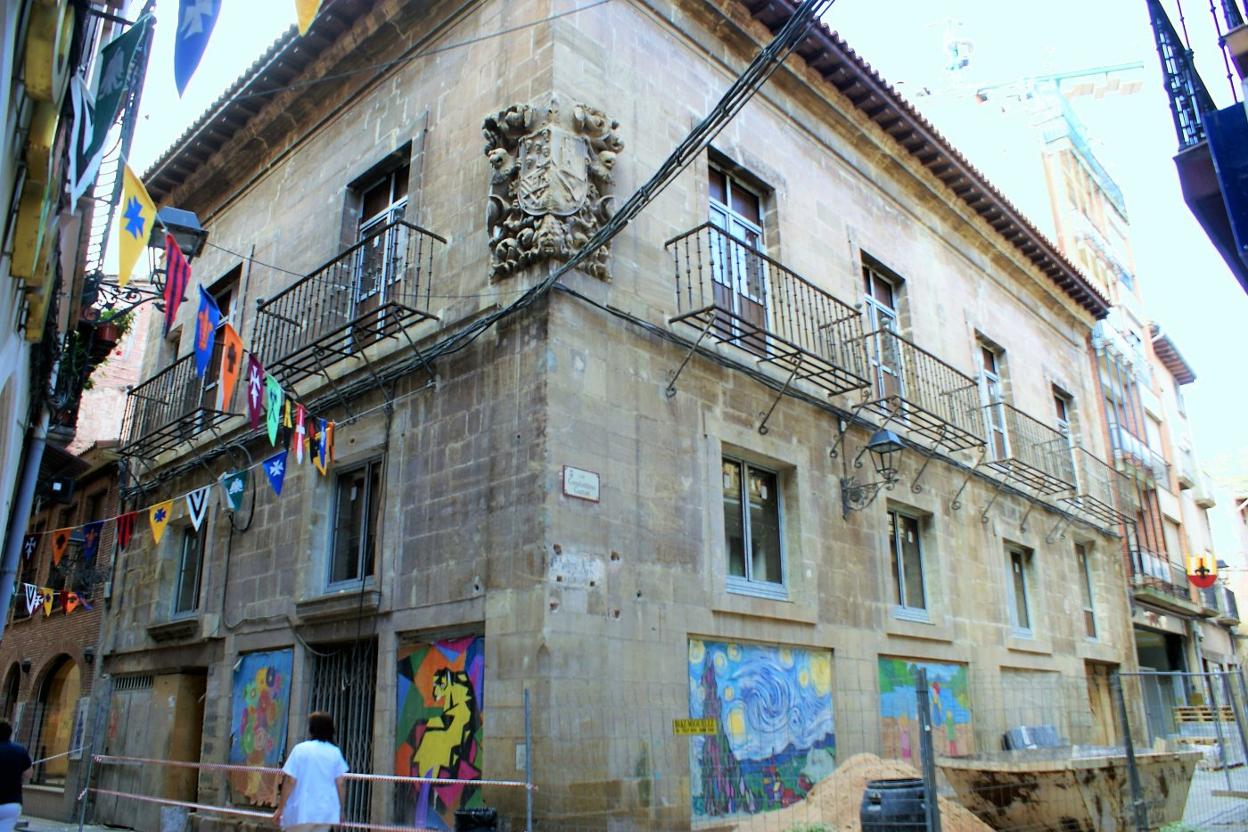 La singular casa, en pleno casco antiguo, acogerá una residencia de Asprodema. 