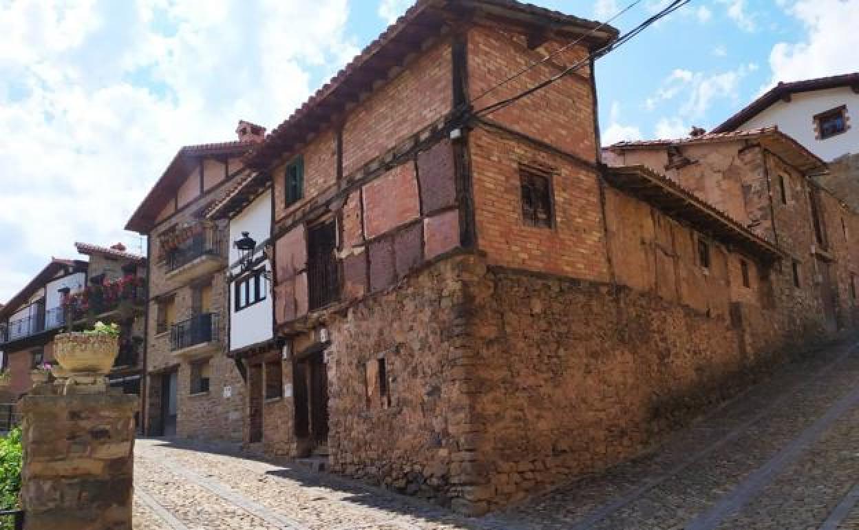 Imagen de la casa de los Larios en Laguna de Cameros.