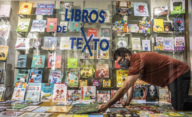 Los libreros salieron este jueves a la calle con su jugosa mercancía, en un insólito 23 de juoio; en la imagen, Librería Cerezo, en la calle Portales de Logroño.