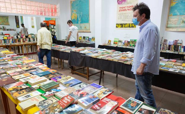 Imagen principal - Venta benéfica de libros, en Trapería de Klaus; Librería Isis; y firma de ejemplares a cargo de Andrés Pascual