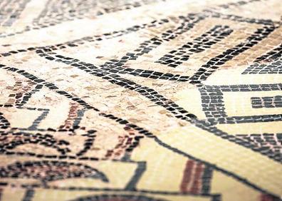 Imagen secundaria 1 - Museo de la Romanización. La 'casa del millonario' es un edificio construido por Agapito del Valle en los años 30 por encargo de un ciudadano al que le tocó la lotería nacional. El palacete, que todavía conserva sus adornos modernistas, sirve hoy como sede del Museo de la Romanización, con piezas de la época romana recogidas por toda La Rioja. - 'Dama calagurritana' y mosaico. El emblema del Museo es una efigie que, pese a su nombre popular, probablemente representaba al dios Apolo o a un efebo. A su lado, uno de los ejemplos más sobresalientes de pavimento de mosaico. 