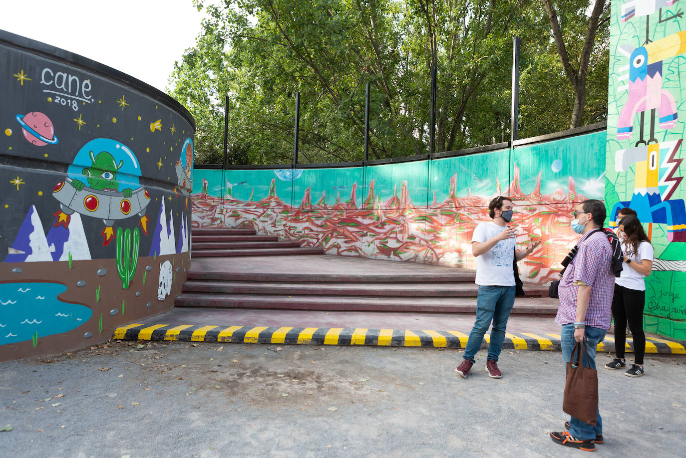 Las visitas guiadas, que tienen lugar entre este viernes y el próximo sábado, 1 de agosto, desvelan los secretos e historias de los murales que decoran el callejero logroñés 