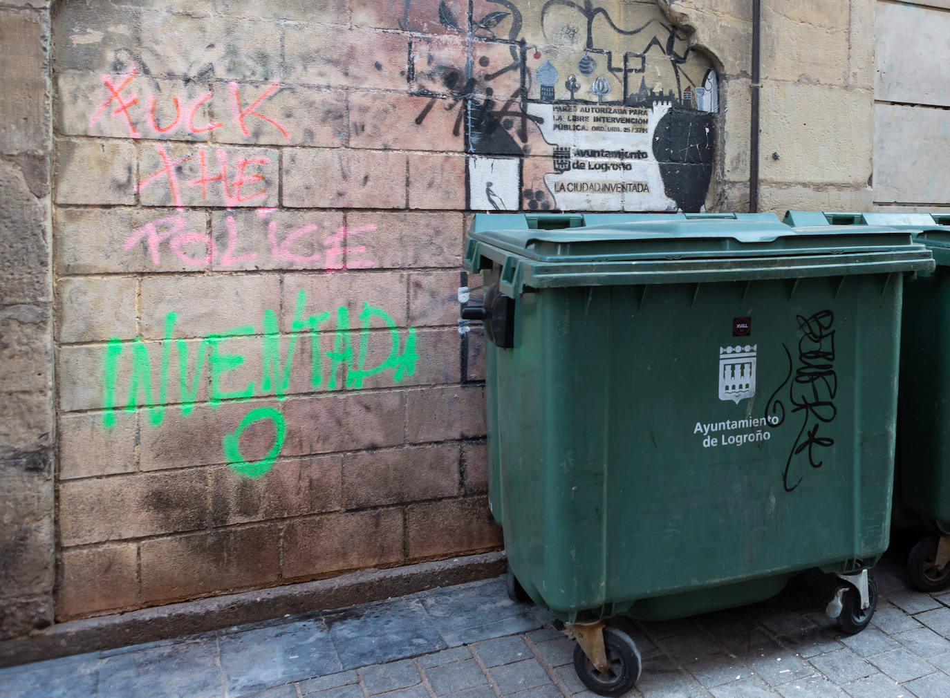 Las visitas guiadas, que tienen lugar entre este viernes y el próximo sábado, 1 de agosto, desvelan los secretos e historias de los murales que decoran el callejero logroñés 