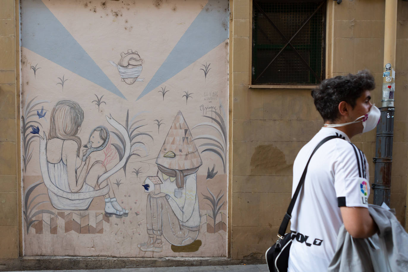 Las visitas guiadas, que tienen lugar entre este viernes y el próximo sábado, 1 de agosto, desvelan los secretos e historias de los murales que decoran el callejero logroñés 