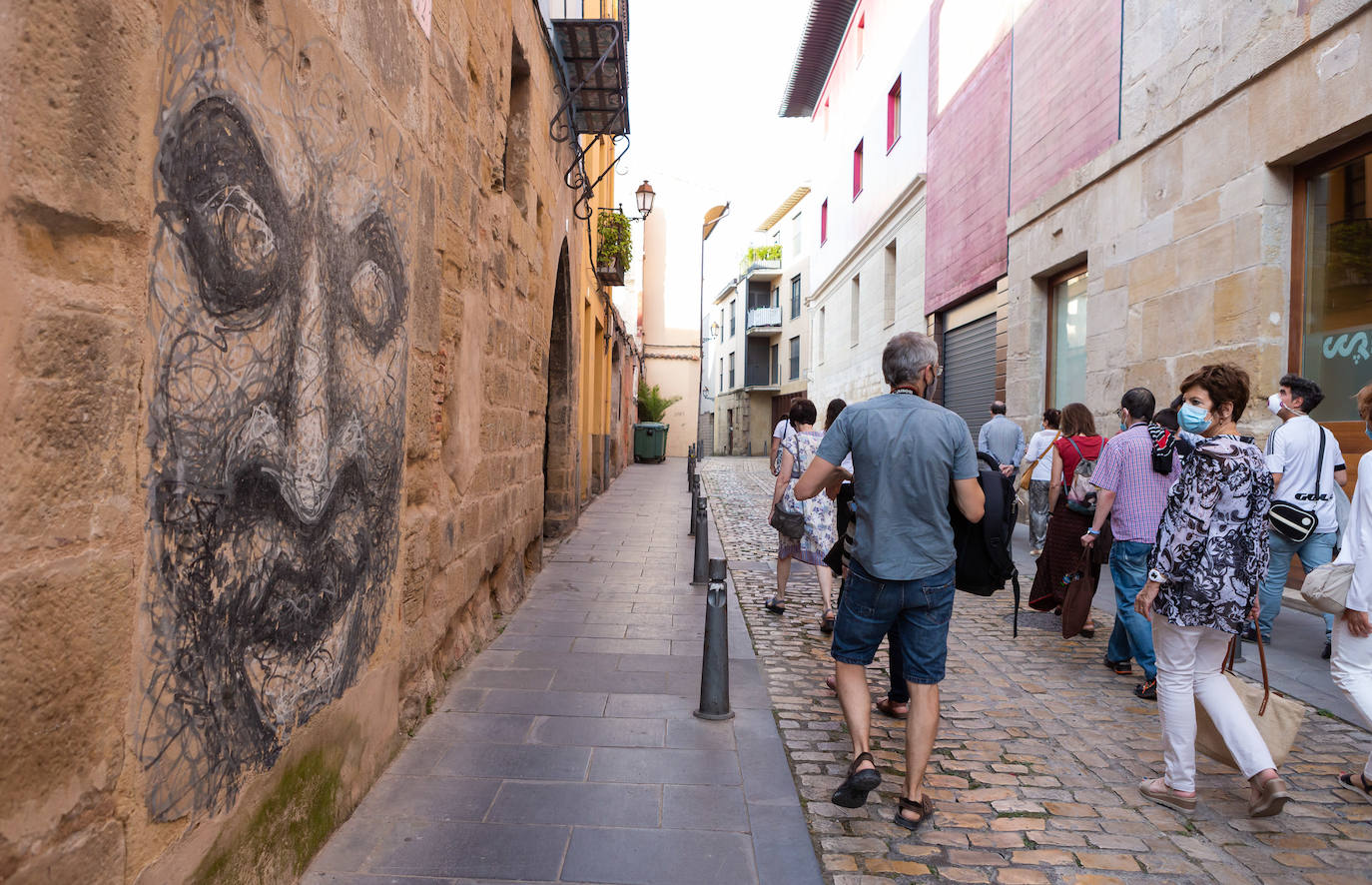 Las visitas guiadas, que tienen lugar entre este viernes y el próximo sábado, 1 de agosto, desvelan los secretos e historias de los murales que decoran el callejero logroñés 