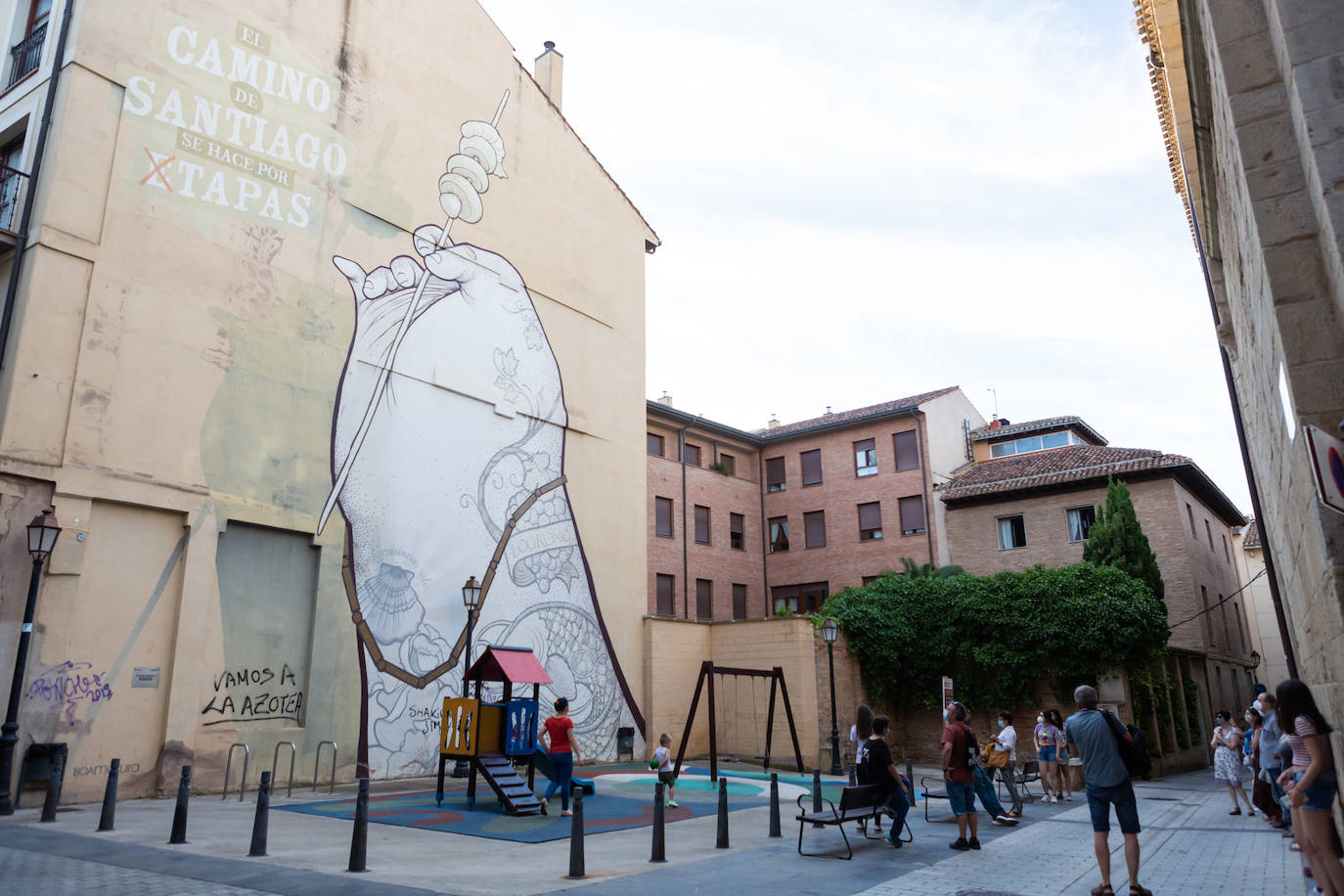 Las visitas guiadas, que tienen lugar entre este viernes y el próximo sábado, 1 de agosto, desvelan los secretos e historias de los murales que decoran el callejero logroñés 