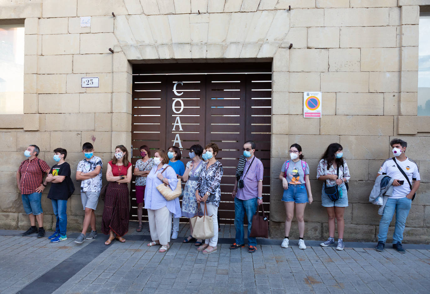 Las visitas guiadas, que tienen lugar entre este viernes y el próximo sábado, 1 de agosto, desvelan los secretos e historias de los murales que decoran el callejero logroñés 