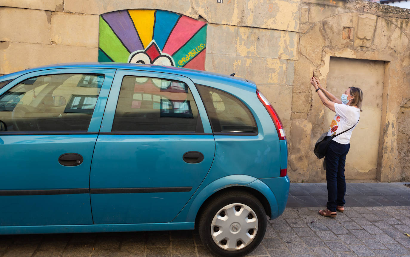 Las visitas guiadas, que tienen lugar entre este viernes y el próximo sábado, 1 de agosto, desvelan los secretos e historias de los murales que decoran el callejero logroñés 