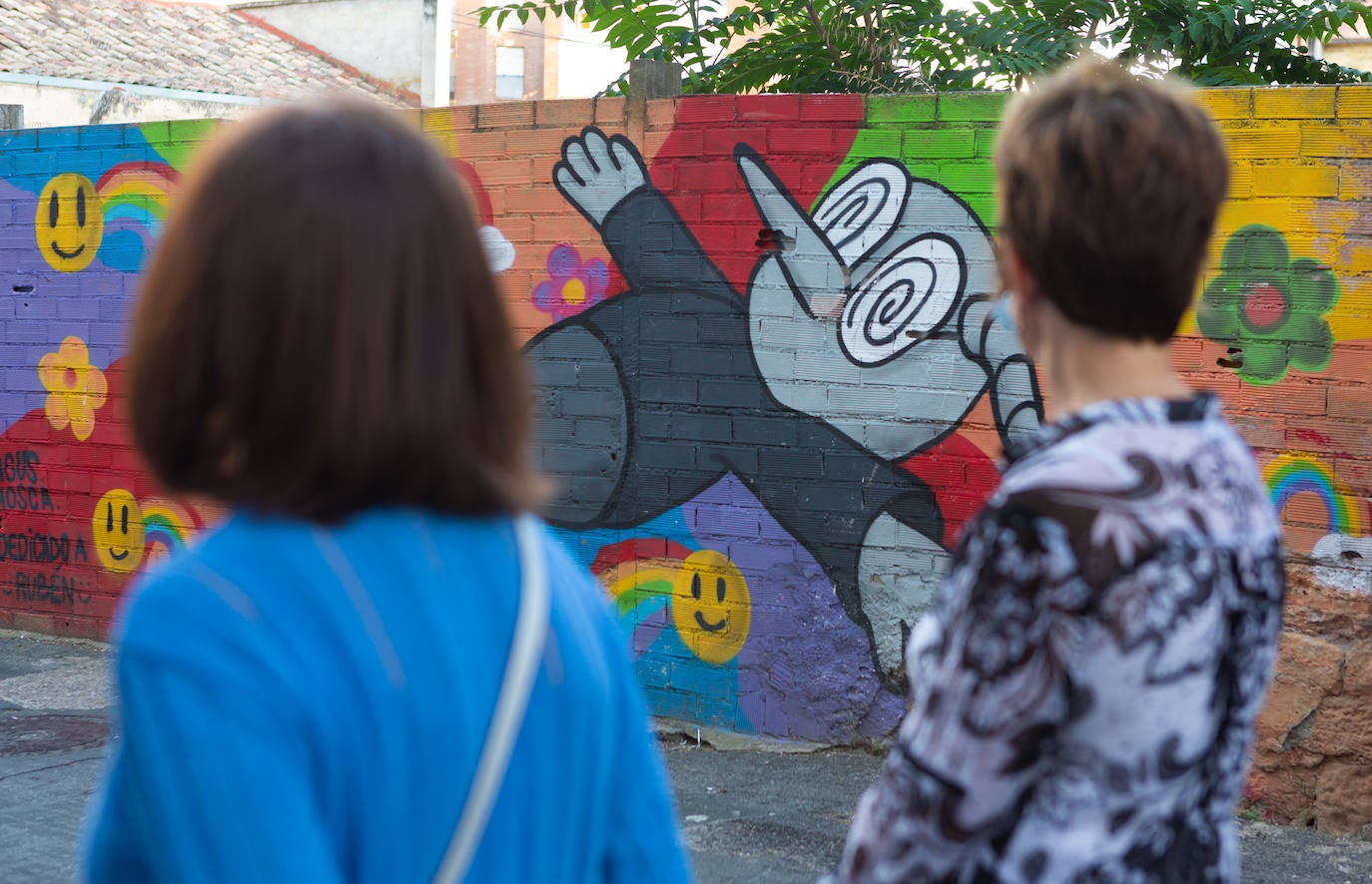 Las visitas guiadas, que tienen lugar entre este viernes y el próximo sábado, 1 de agosto, desvelan los secretos e historias de los murales que decoran el callejero logroñés 