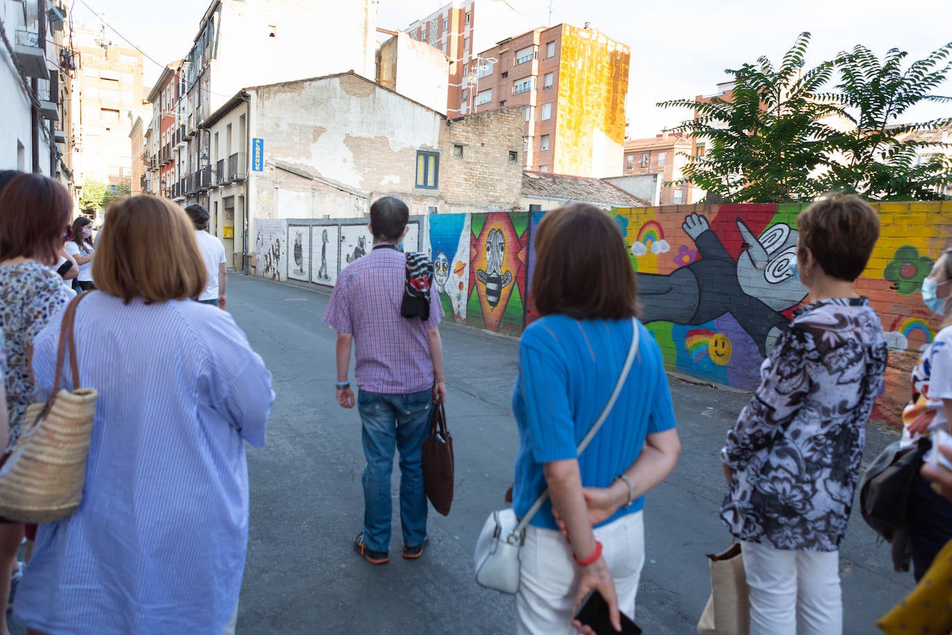 Las visitas guiadas, que tienen lugar entre este viernes y el próximo sábado, 1 de agosto, desvelan los secretos e historias de los murales que decoran el callejero logroñés 