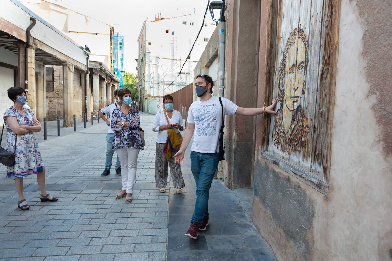 Las visitas guiadas, que tienen lugar entre este viernes y el próximo sábado, 1 de agosto, desvelan los secretos e historias de los murales que decoran el callejero logroñés 