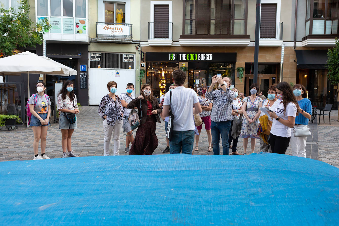 Las visitas guiadas, que tienen lugar entre este viernes y el próximo sábado, 1 de agosto, desvelan los secretos e historias de los murales que decoran el callejero logroñés 