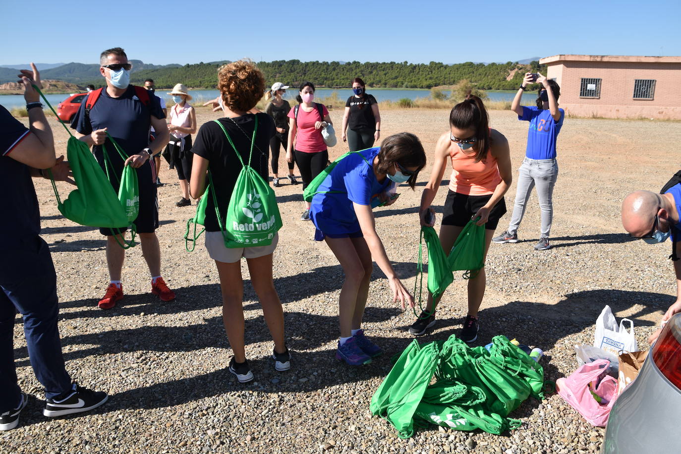 El Consejo de la Juventud de Calahorra organizó ayer el 'Reto verde' para limpiar el entorno del pantano del Perdiguero