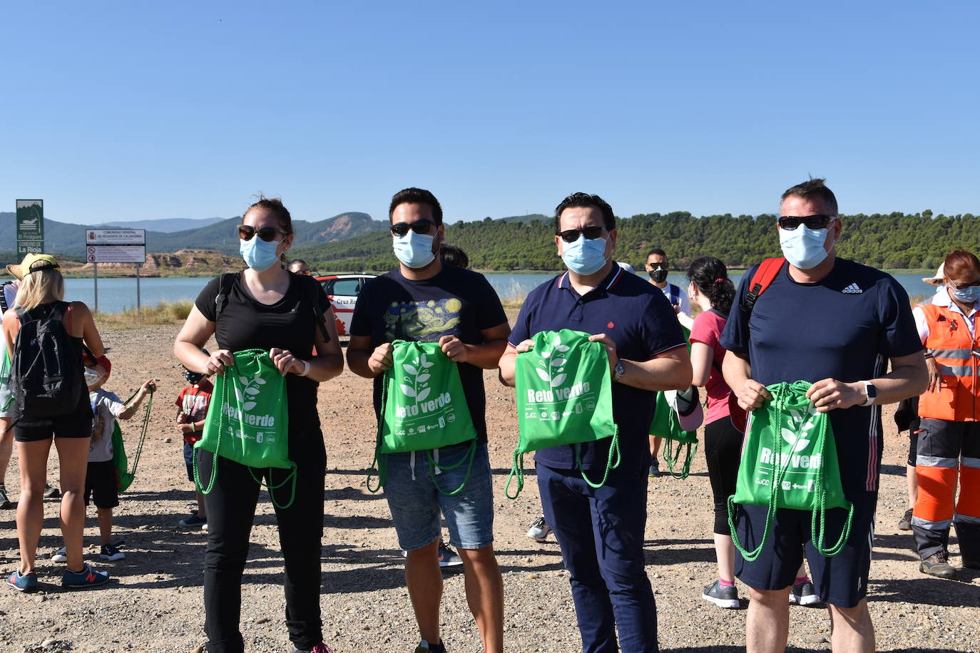 El Consejo de la Juventud de Calahorra organizó ayer el 'Reto verde' para limpiar el entorno del pantano del Perdiguero