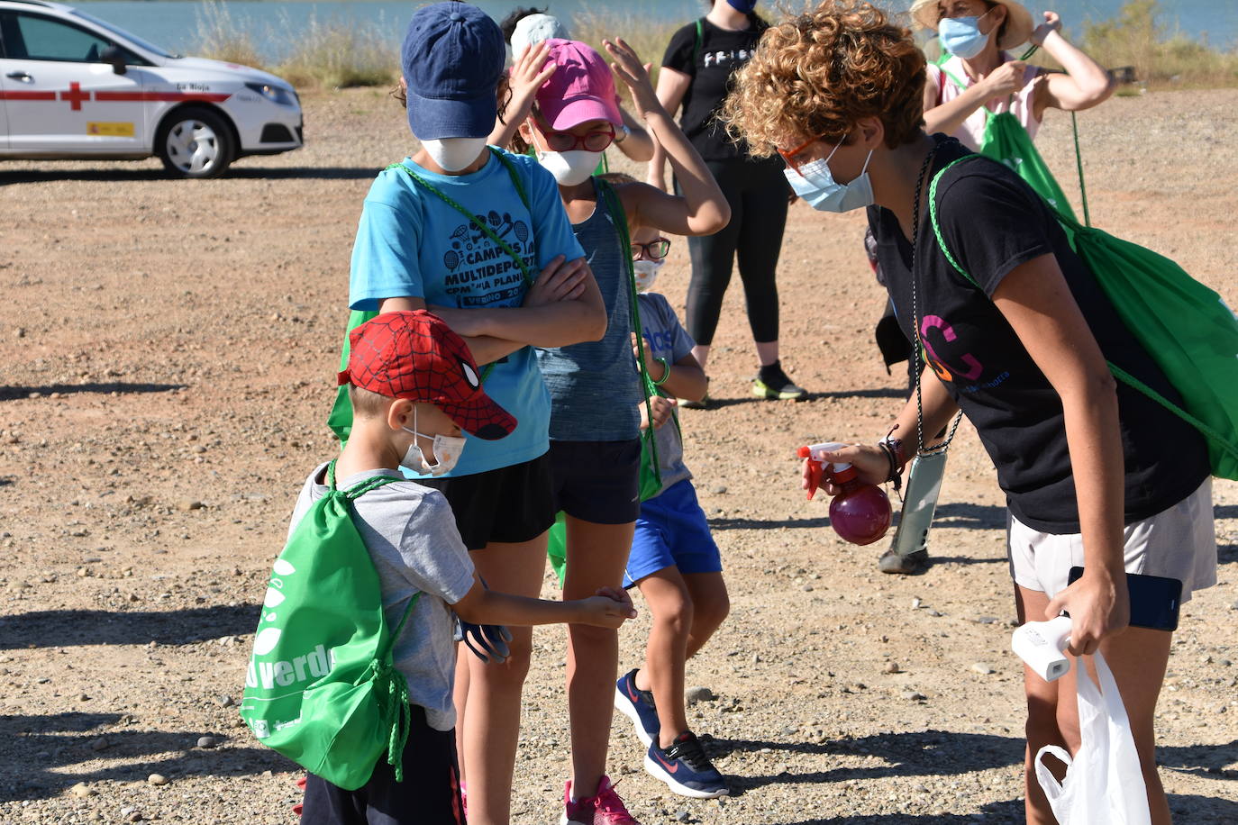 El Consejo de la Juventud de Calahorra organizó ayer el 'Reto verde' para limpiar el entorno del pantano del Perdiguero