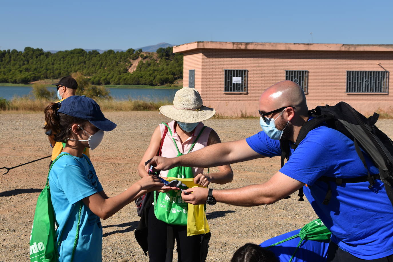 El Consejo de la Juventud de Calahorra organizó ayer el 'Reto verde' para limpiar el entorno del pantano del Perdiguero