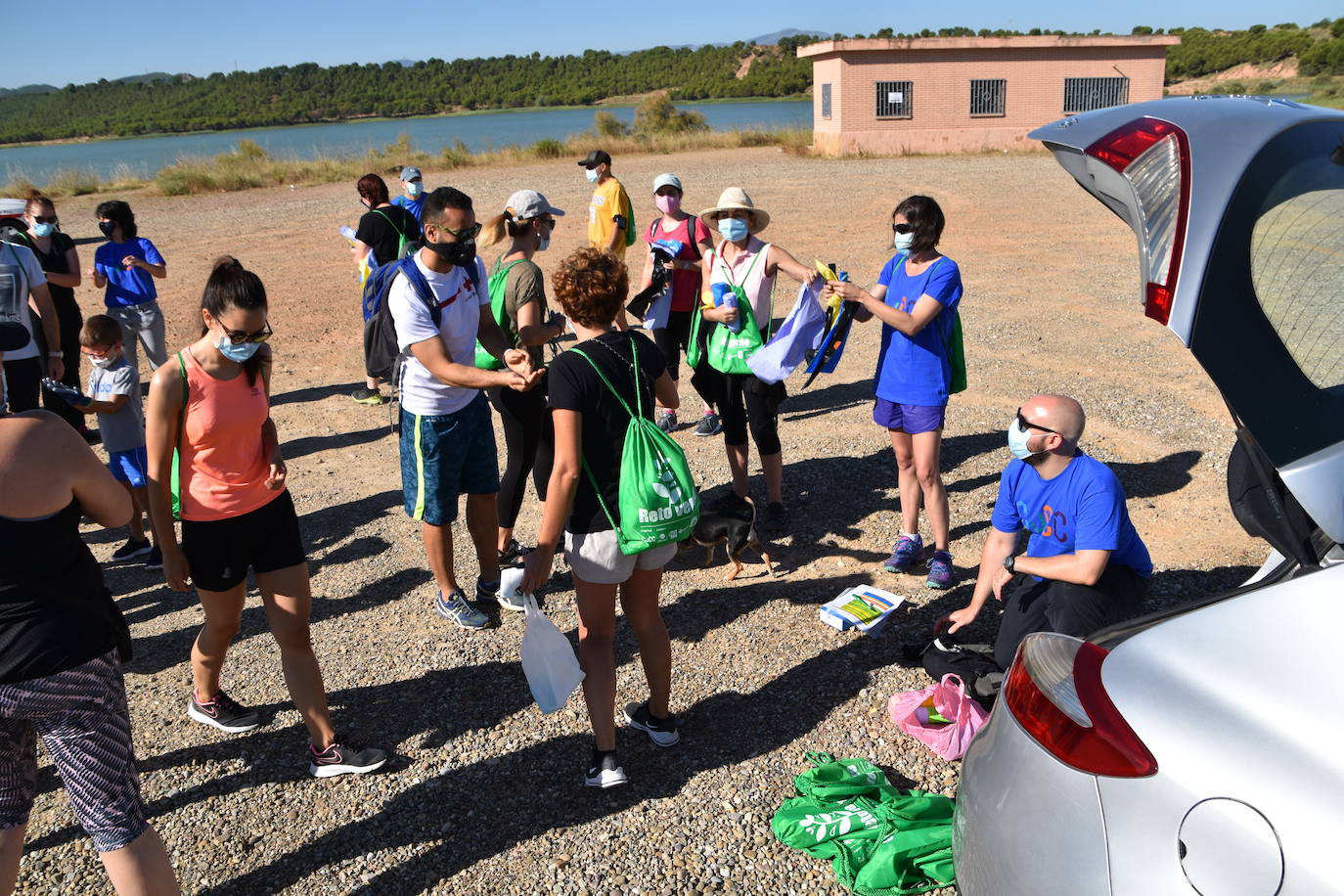 El Consejo de la Juventud de Calahorra organizó ayer el 'Reto verde' para limpiar el entorno del pantano del Perdiguero