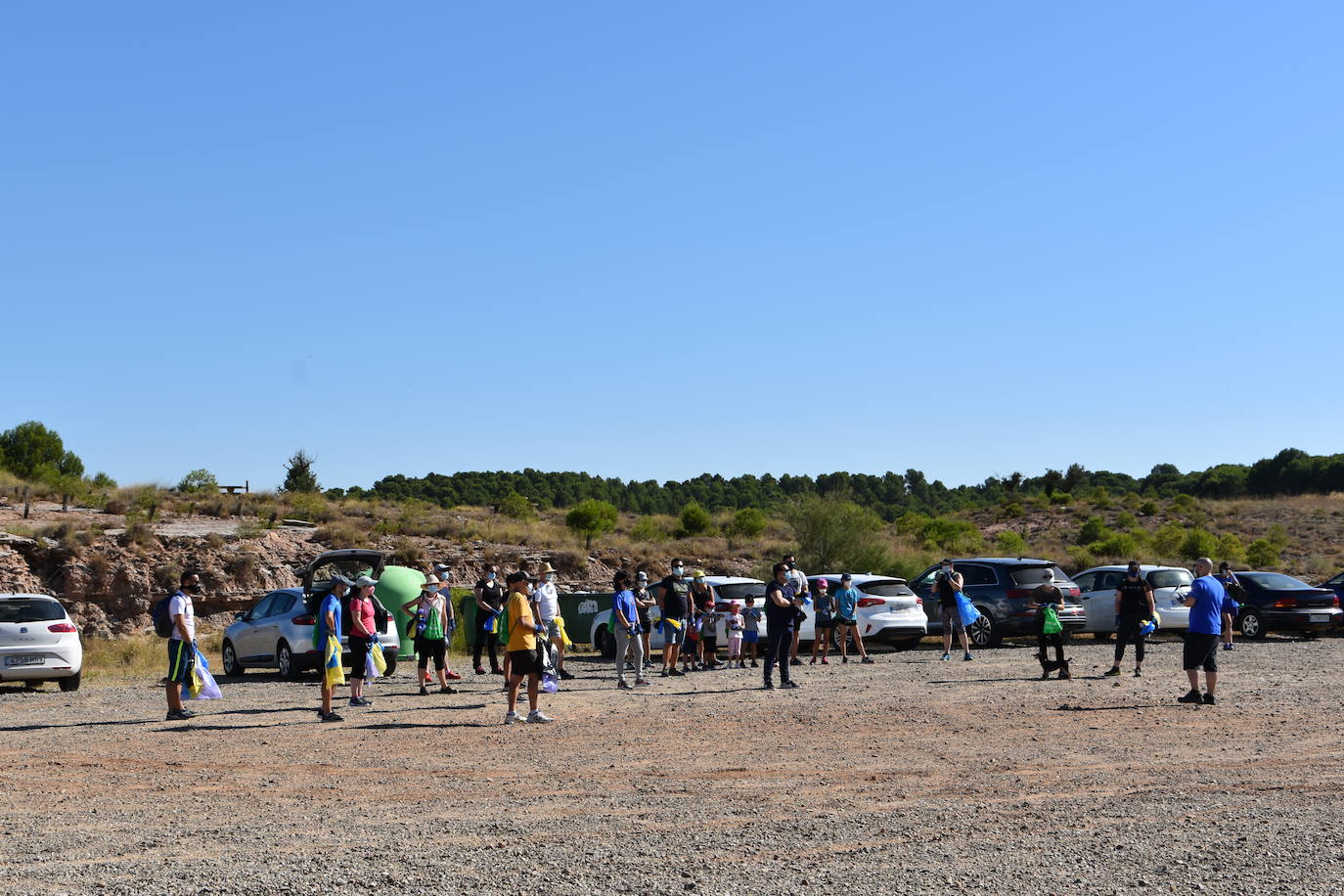 El Consejo de la Juventud de Calahorra organizó ayer el 'Reto verde' para limpiar el entorno del pantano del Perdiguero