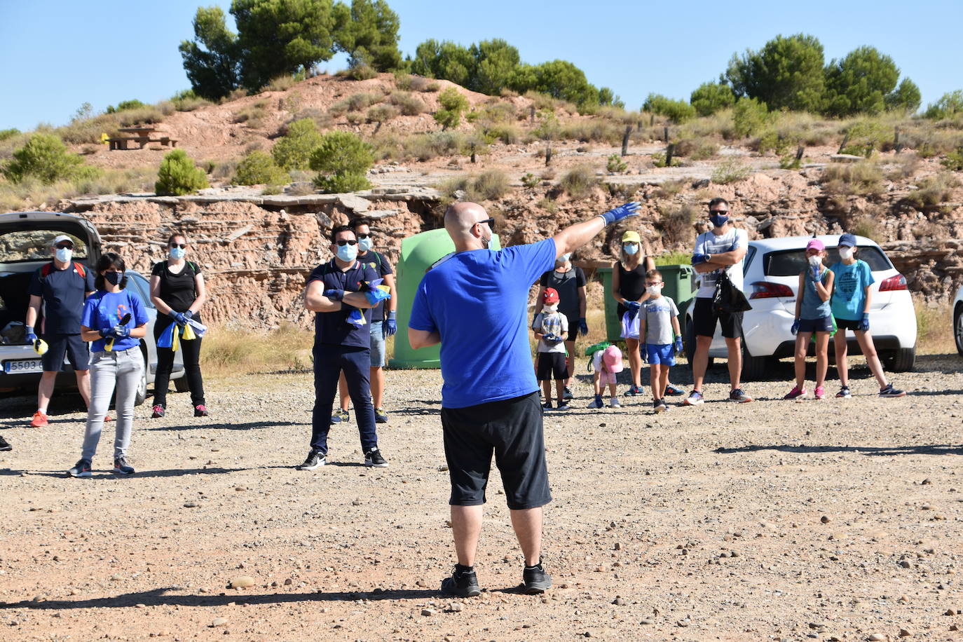 El Consejo de la Juventud de Calahorra organizó ayer el 'Reto verde' para limpiar el entorno del pantano del Perdiguero