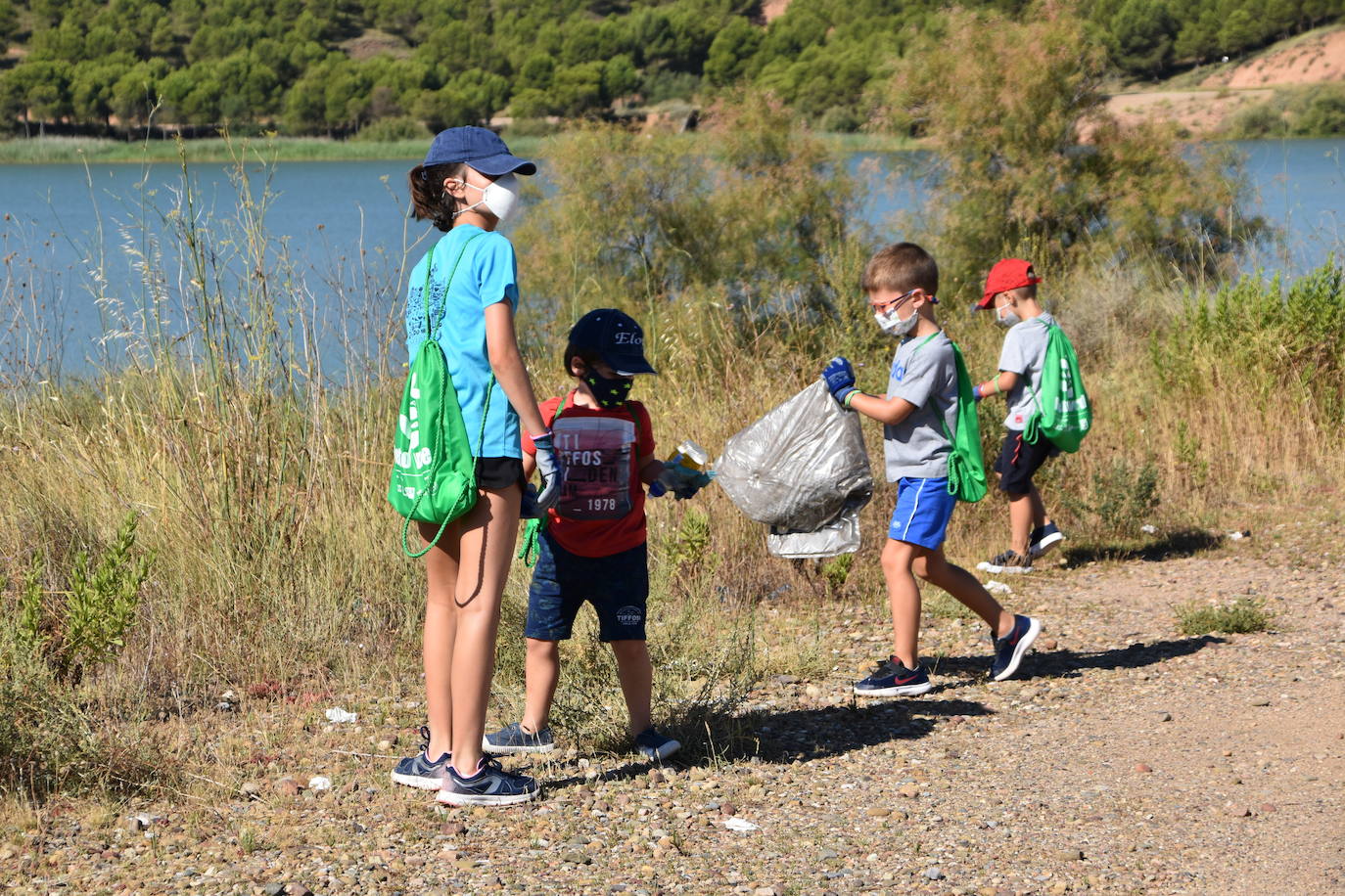 El Consejo de la Juventud de Calahorra organizó ayer el 'Reto verde' para limpiar el entorno del pantano del Perdiguero