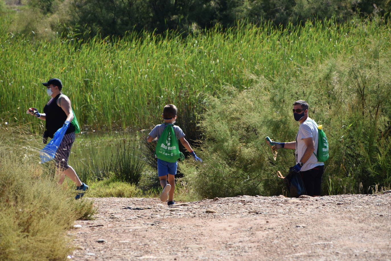 El Consejo de la Juventud de Calahorra organizó ayer el 'Reto verde' para limpiar el entorno del pantano del Perdiguero