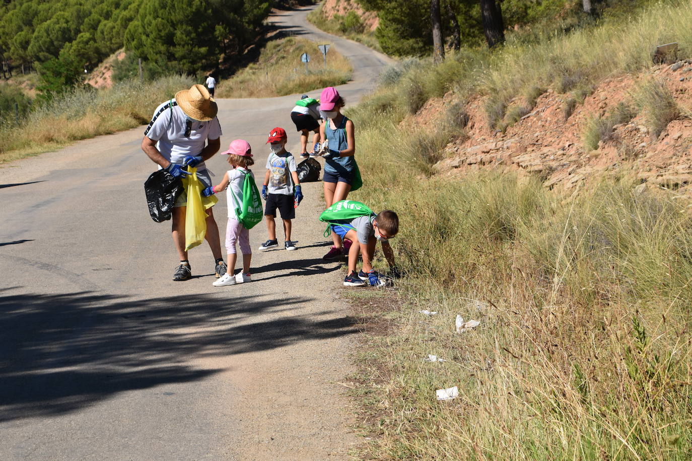 El Consejo de la Juventud de Calahorra organizó ayer el 'Reto verde' para limpiar el entorno del pantano del Perdiguero
