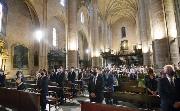 Imagen principal - El obispo llama a «extremar la prudencia» en el funeral por las víctimas del COVID-19 en La Rioja