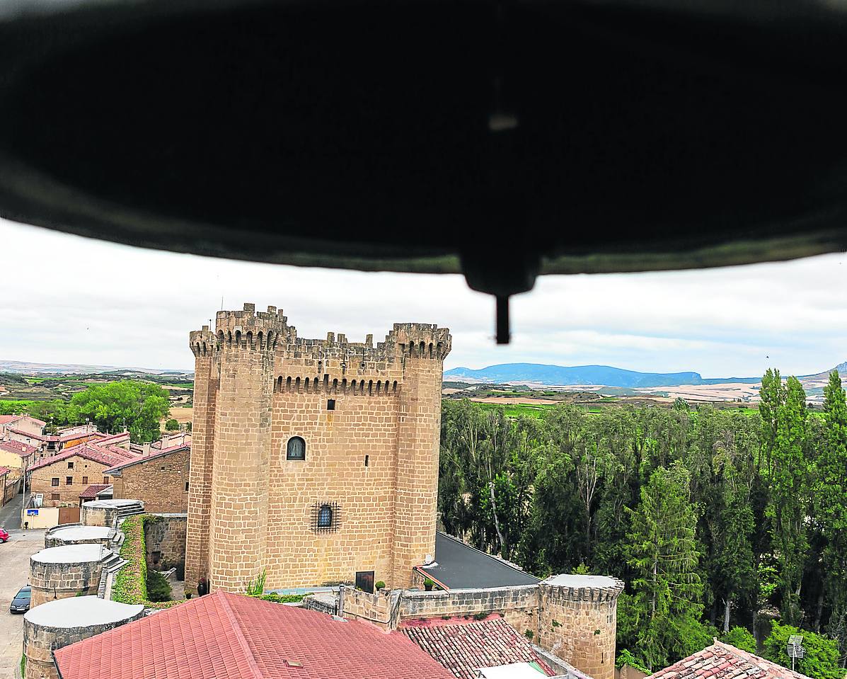 El castillo de Sajazarra visto desde el campanario de la iglesia de Santa María de la Asunción.