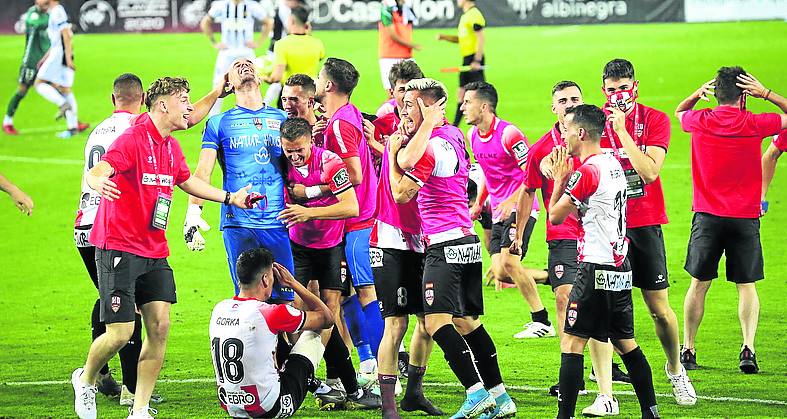 Momentos de alegría tras lograr el ascenso en La Rosaleda.