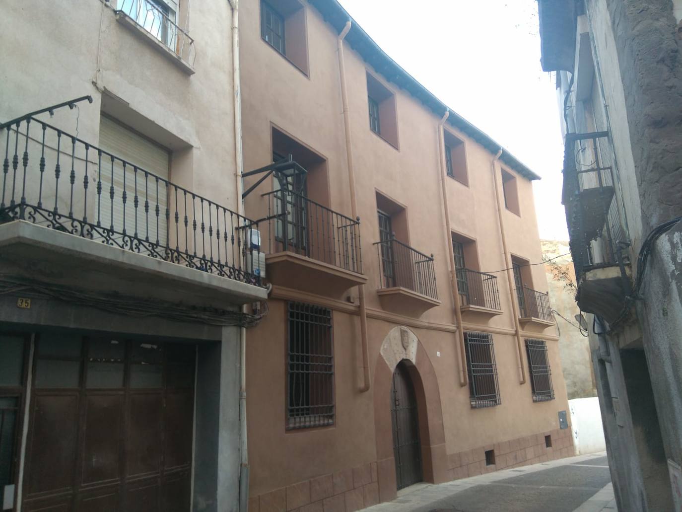 La Casa Carramiñana, en plena zona histórica de Calahorra, en la calle San Andrés, ha sido reformada y adaptada en su totalidad para albergar la oficina técnica de urbanismo y casco antiguo. Incluirá además el traslado al edificio de los responsables de agricultura y medio ambiente.