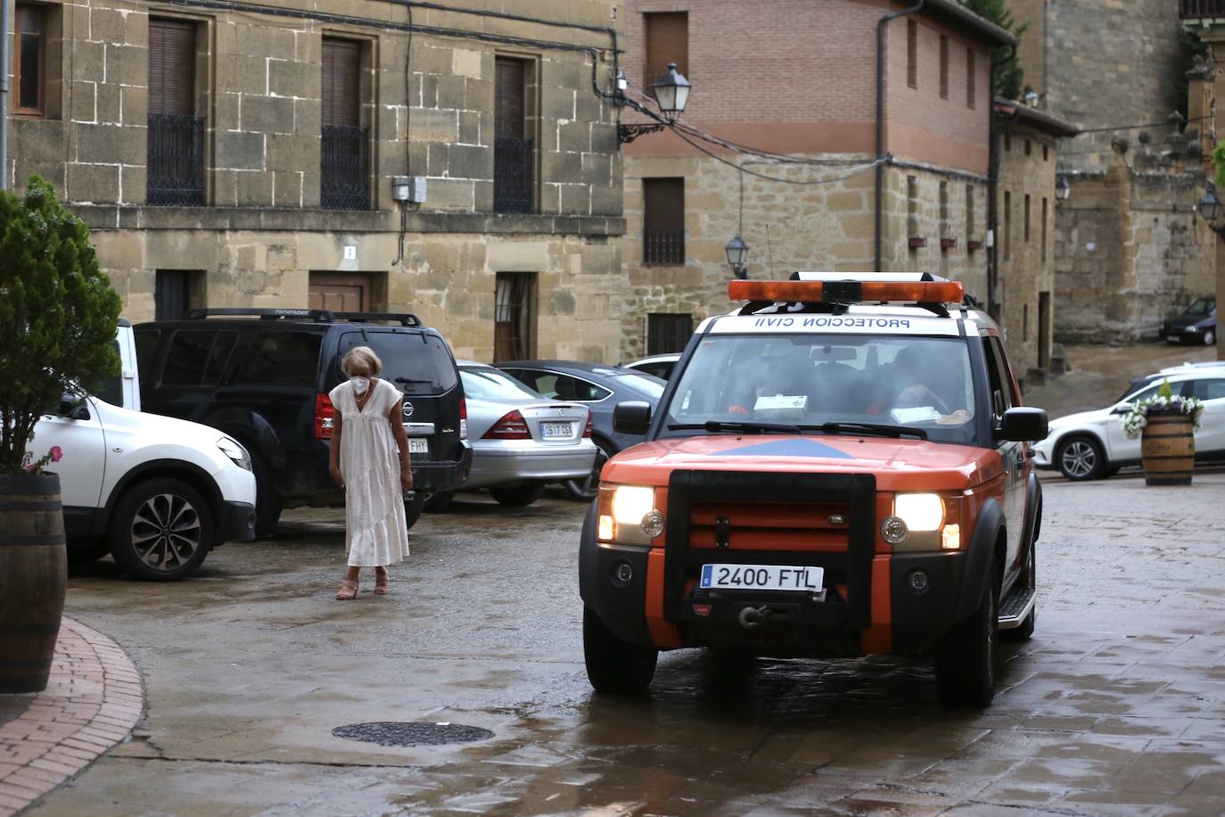 El presidente del Gobierno es recibido por unos cincuenta ciudadanos.