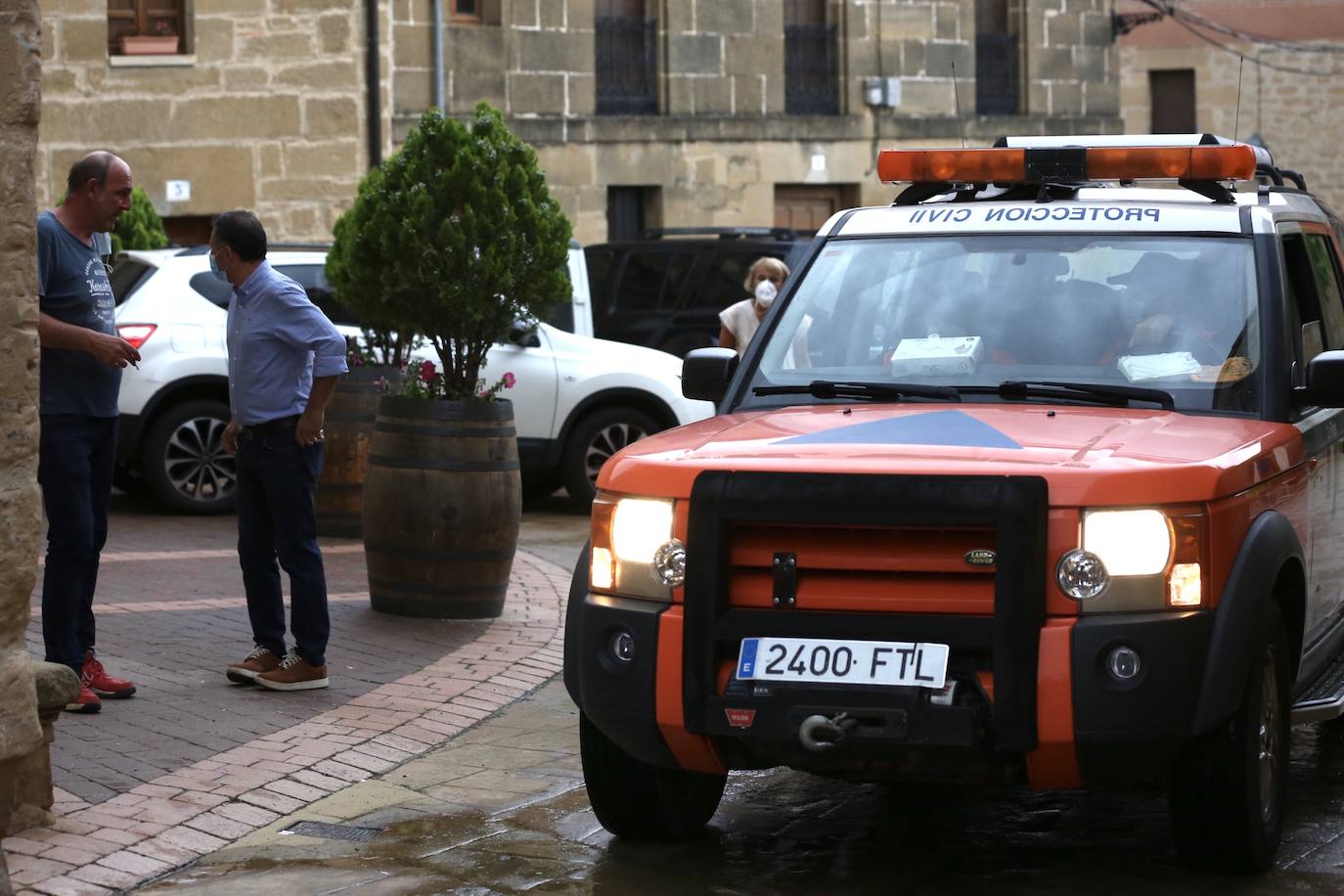 El presidente del Gobierno es recibido por unos cincuenta ciudadanos.