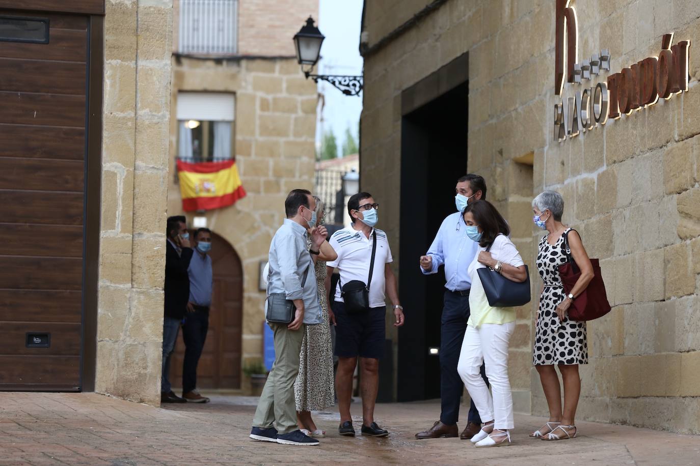 El presidente del Gobierno es recibido por unos cincuenta ciudadanos.