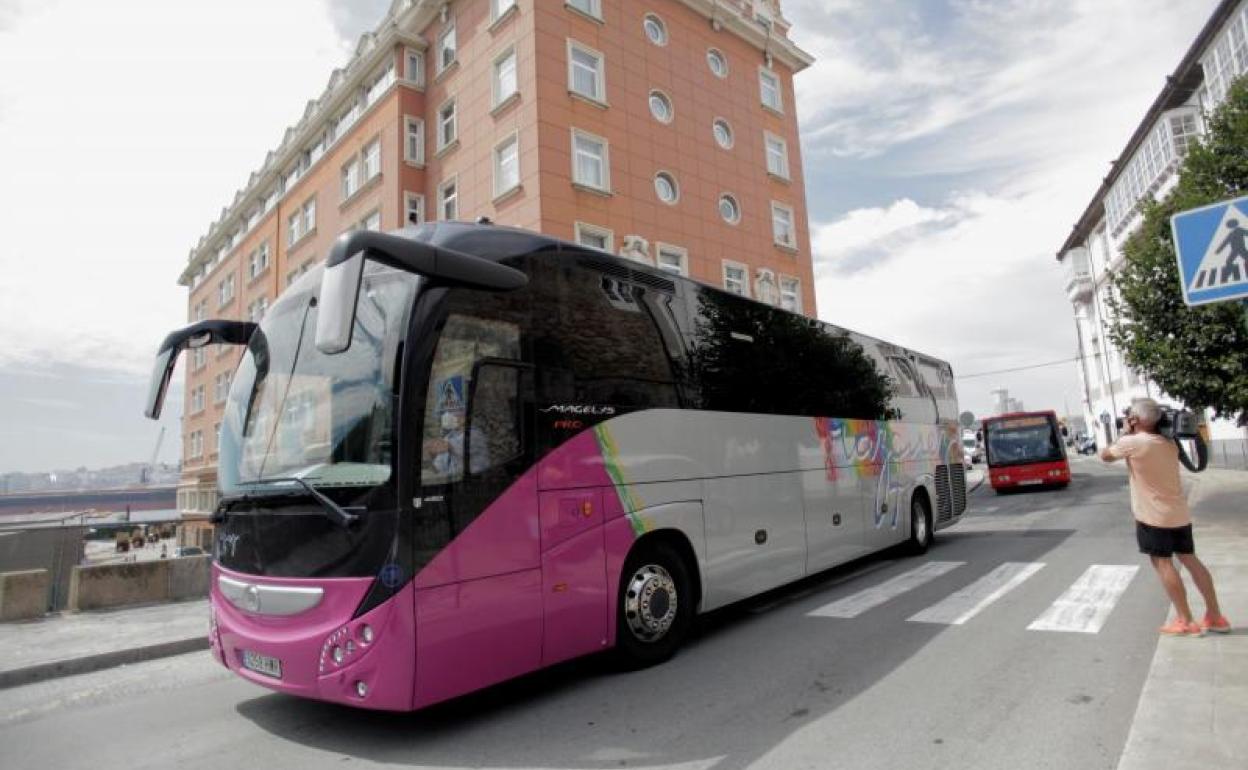 El autobus con los jugadores del Fuenlabrada dados de alta parte de La Coruña.