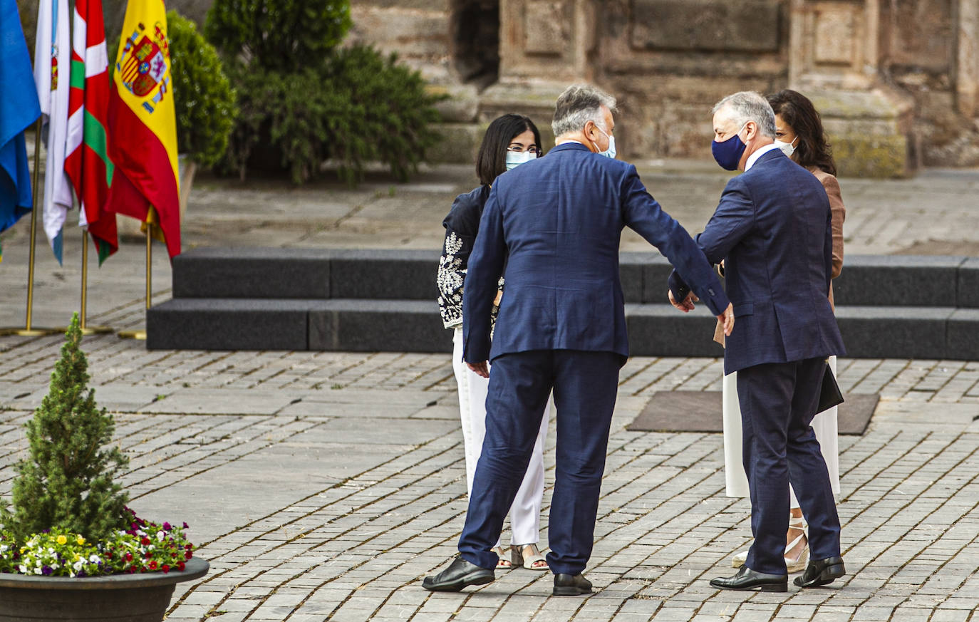 Poco a poco fueron presentándose en Yuso y se situaron para entrar a la celebración de la reunión