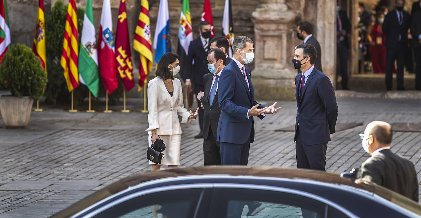 Poco a poco fueron presentándose en Yuso y se situaron para entrar a la celebración de la reunión