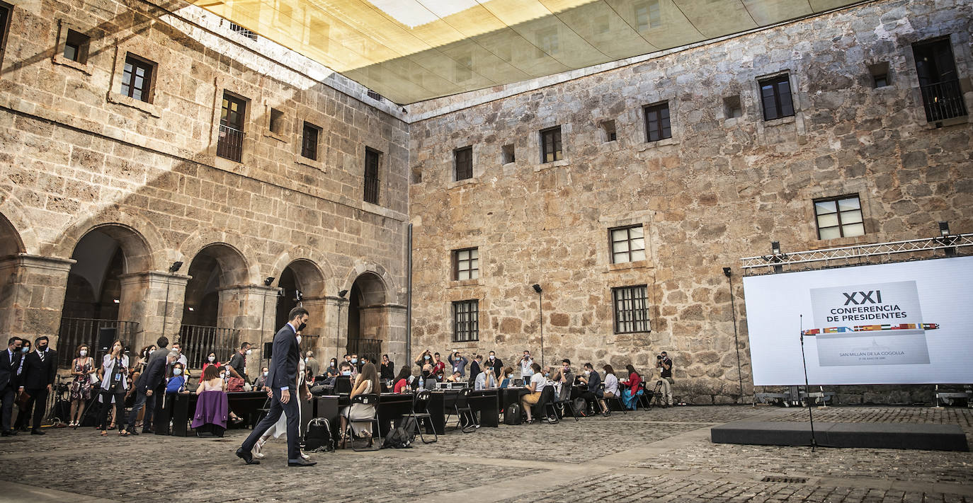 Poco a poco fueron presentándose en Yuso y se situaron para entrar a la celebración de la reunión