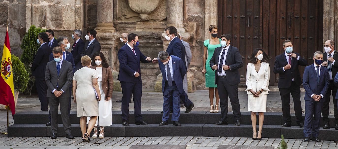 Poco a poco fueron presentándose en Yuso y se situaron para entrar a la celebración de la reunión