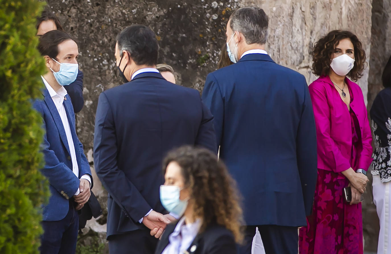 Felipe VI ha saludado a la gente que le ha dado la bienvenida, así como a cada uno de los políticos de la Conferencia de Presidentes